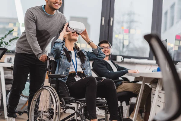 Kobieta Wózku Inwalidzkim Przy Użyciu Okulary Wirtualnej Rzeczywistości Nowoczesnym Biurze — Zdjęcie stockowe