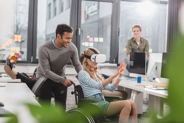 现代办公室使用虚拟现实眼镜的轮椅女性 — 图库照片