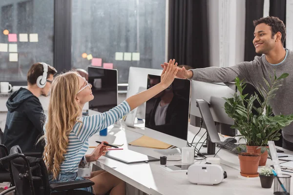 Tevreden Collega Geven Hoge Vijf Aan Elkaar Moderne Kantoor — Stockfoto