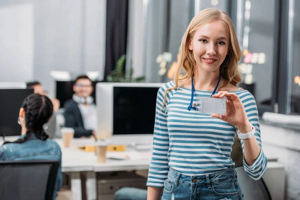 Young Caucasian Girl Showing Name Tag Modern Office — Stock Photo, Image