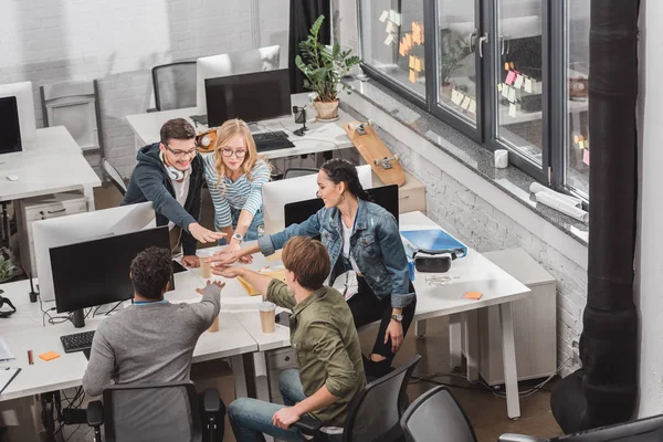 Alegre Equipo Negocios Multicultural Haciendo Pila Manos Oficina Moderna — Foto de Stock