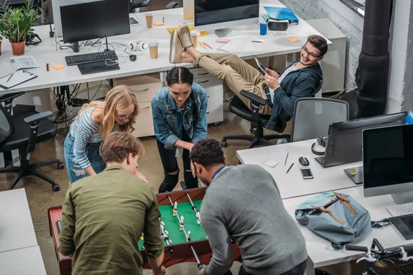 Multietniskt Kollegor Spelar Fotboll Moderna Kontor — Stockfoto