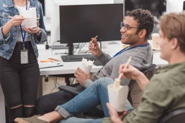 modern ofiste Tay yemek yeme mutlu çok ırklı işçi 