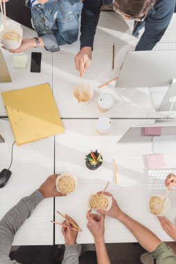 kırpılan eller üzerinde modern ofis çalışma masasında Tay gıda ile Üstten Görünüm