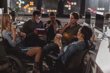 birlikte iş yerinde modern ofis sonra harcama zaman gençler