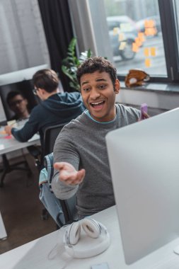 modern ofis eline ulaşan heyecanlı adam 