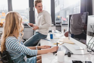 grafik tablet modern ofis kullanan kadın