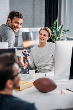 Genç insanlar modern ofis dinlenme 