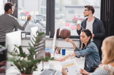 genç erkek ve kadınların iş yerinizde modern ofis