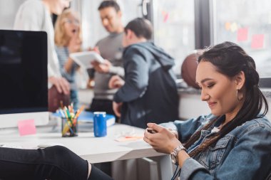 tablet vasıl yazıhane ile Smartphone halkı infront kullanan kadın