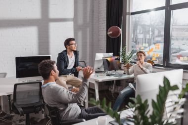 Modern ofis top ile oynarken erkekler