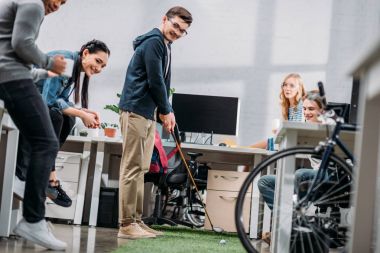 office mini golf oynamak adam eğleniyor işçi