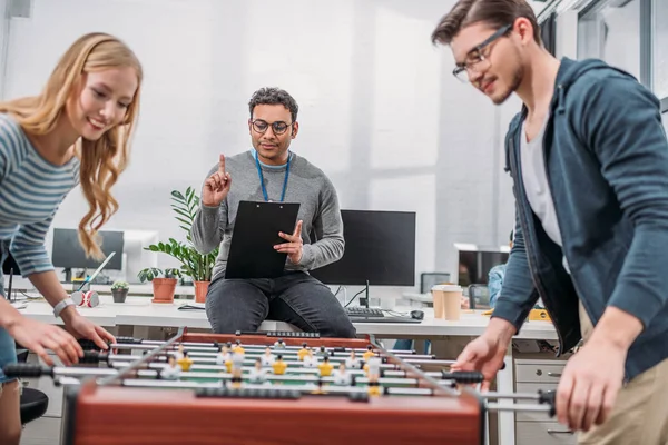 Jonge Man Vrouw Tafelvoetbal Spelen Bij Moderne Kantoor — Stockfoto