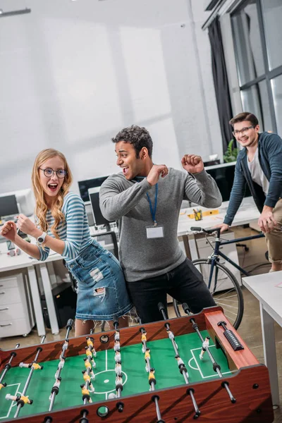 Glückliche Männer Und Frauen Feiern Sieg Beim Tischkicker Modernen Büro — Stockfoto