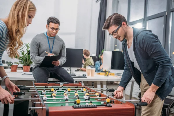 Jonge Man Vrouw Tafelvoetbal Spelen Bij Moderne Kantoor — Stockfoto