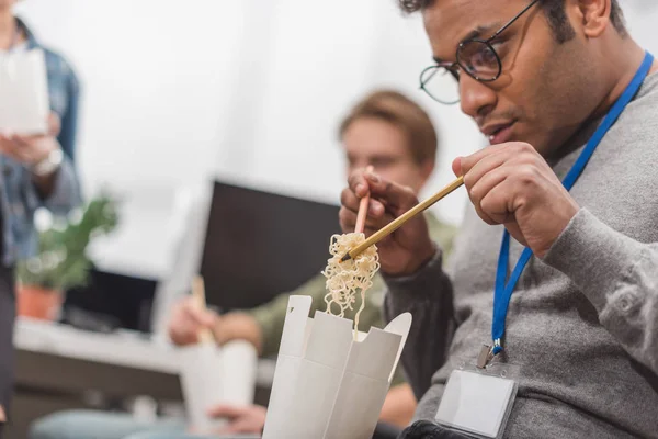 Afro Amerikaanse Man Thaise Eten Bij Moderne Kantoor — Gratis stockfoto