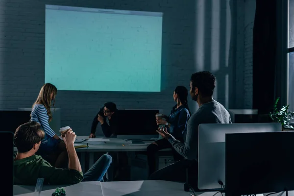 Pessoas Assistindo Apresentação Escritório Noite Tela Branco — Fotografia de Stock