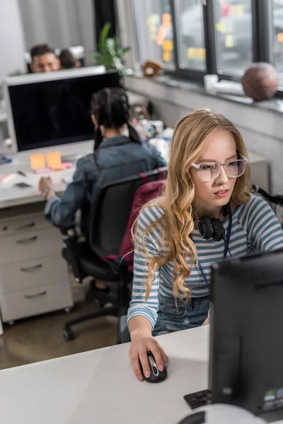 Jonge Mensen Die Werken Bij Moderne Kantoor — Stockfoto