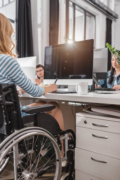 近代的なオフィスにグラフィック タブレットを使用して車椅子の女性のトリミングされた画像 — ストック写真