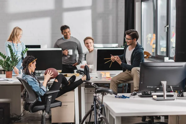 Zufriedene Kollegen Die Spaß Modernen Büro Haben — Stockfoto