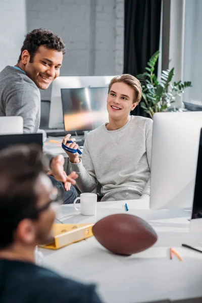 Jonge Mensen Rust Aan Moderne Kantoor — Stockfoto