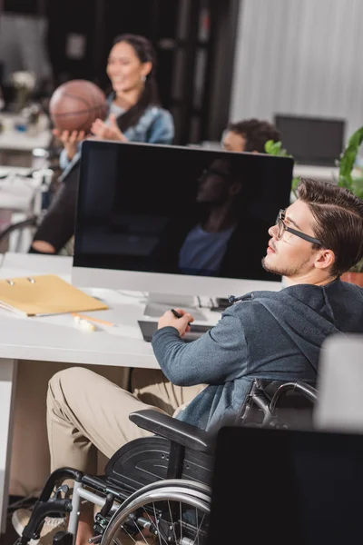 Arbetsoförmögen Person Jobbet Moderna Kontor — Stockfoto