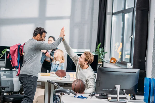 Gelukkig Mannen Begroeten Elkaar Moderne Kantoor — Stockfoto