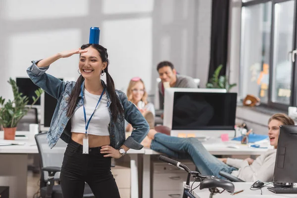 Gente Divirtiéndose Oficina Modren — Foto de Stock