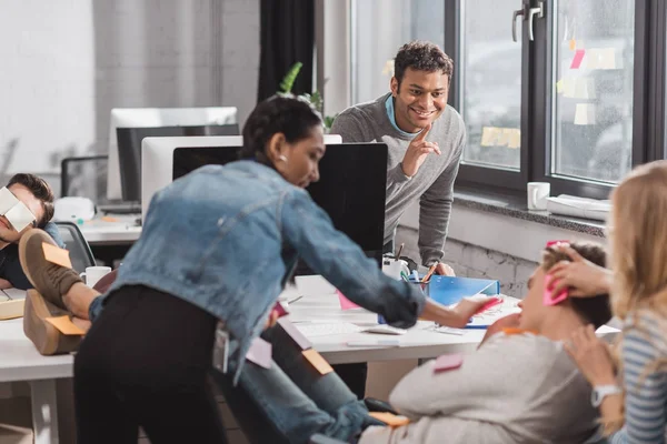 Mensen Met Plezier Office Lijm Vrouwen Stickers Man — Stockfoto