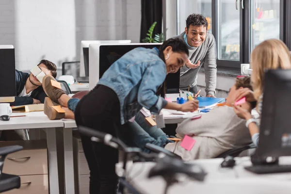 Menschen Haben Spaß Büro Frauen Kleben Aufkleber Auf Mann — Stockfoto