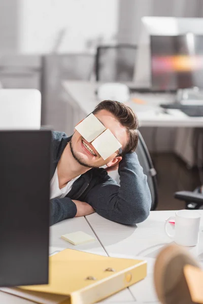 Glücklicher Mann Mit Aufklebern Auf Den Augen Büro — Stockfoto