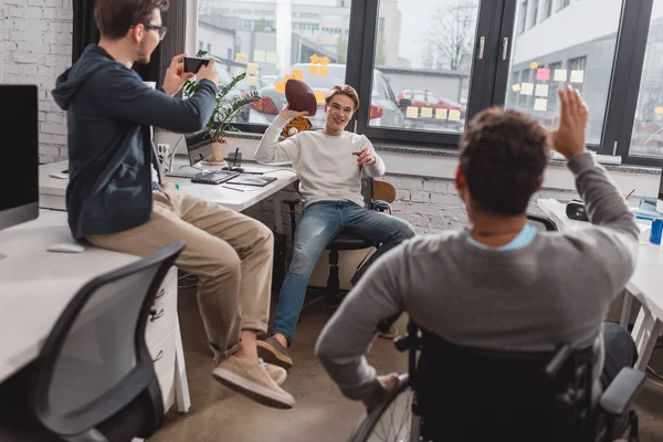 Mannen Spelen Met Bal Het Moderne Kantoor — Stockfoto