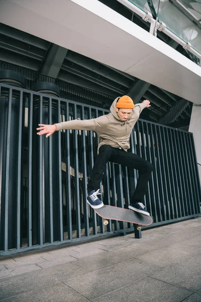 Профессиональный Скейтбордист Выполняющий Трюк Городской Местности — стоковое фото