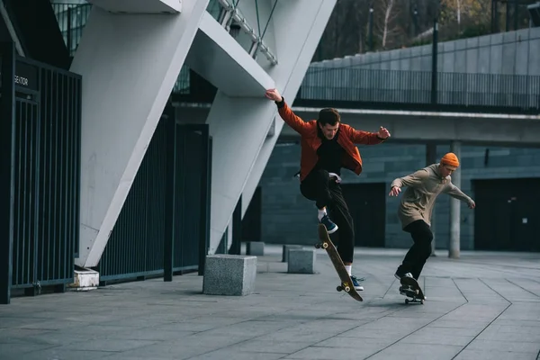 都市の場所にスケート ボードに乗って若い男性 — ストック写真