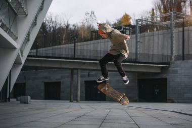 kaykaycı yapmak atlama hüner kentsel konumda streetwear kıyafeti