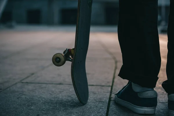 Bijgesneden Schot Van Skateboarder Permanent Met Bord — Stockfoto