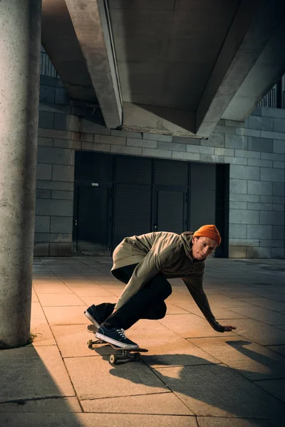 Bonito Jovem Homem Equitação Skate — Fotografia de Stock