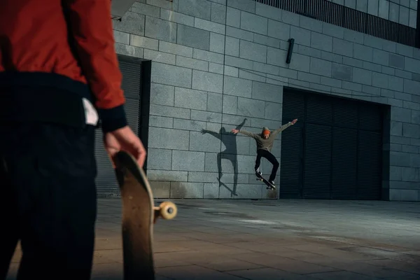 Corte Tiro Homem Com Skate Enquanto Seu Parceiro Fazendo Truque — Fotografia de Stock