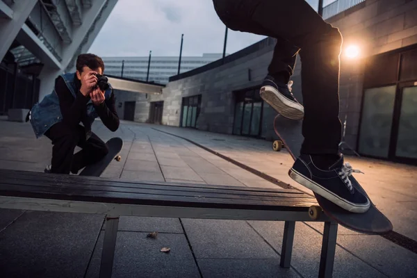 Крупным Планом Человек Фотографирует Скейтбордиста Делающего Трюк — стоковое фото