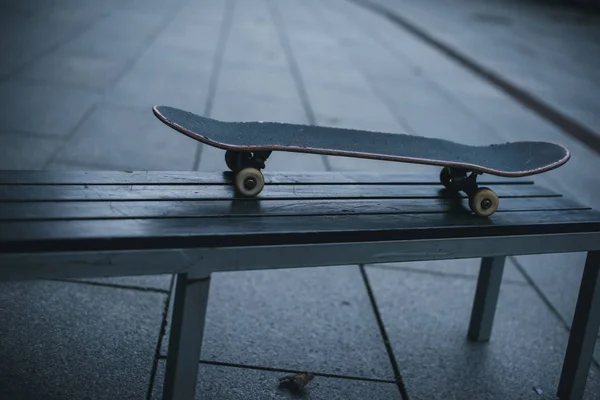 Παλιά Skateboard Στέκεται Πάνω Πάγκο Εξωτερικούς Χώρους — Φωτογραφία Αρχείου