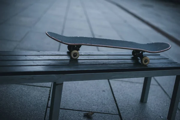 Starý Skateboard Stojící Lavičce Venku — Stock fotografie