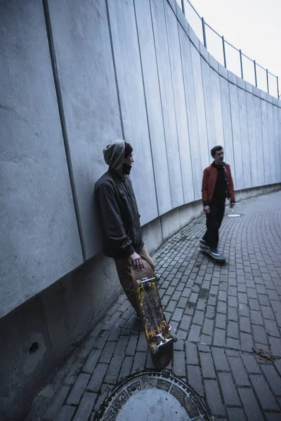 Pemain Skateboard Profesional Muda Dengan Pakaian Jalanan Menghabiskan Waktu Perkotaan — Stok Foto