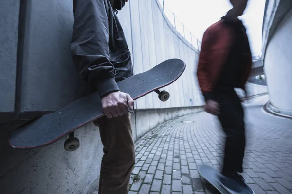 都市景観の出費の時間通りの服装のスケートボーダーのショットをトリミング — ストック写真