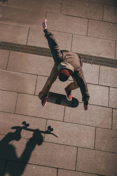 Высокоугольный Вид Скейтбордиста Современной Уличной Экипировке Выполняющего Трюк — стоковое фото