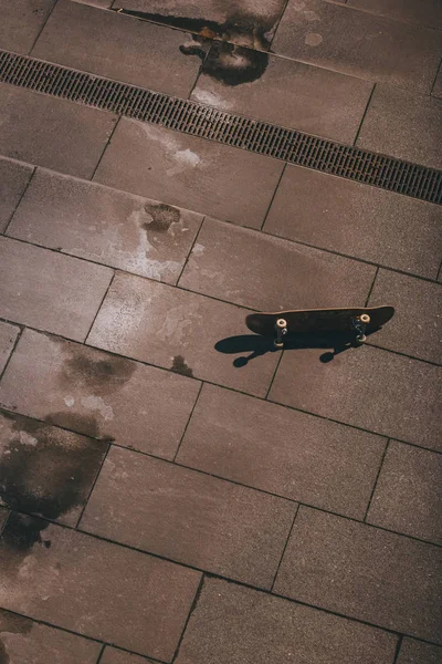 High Angle View Skateboard Laying Floor Outdoors — Free Stock Photo