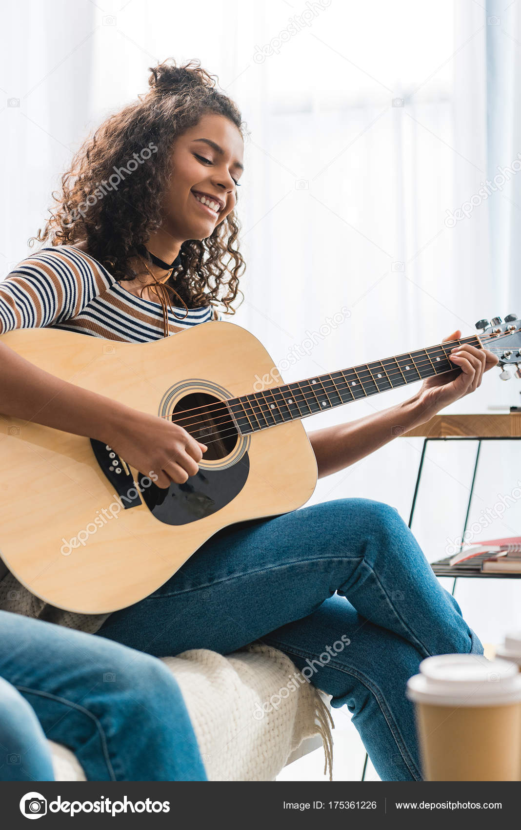 African American Girl Playing Acoustic Guitar — Stock Photo