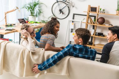  söz ve koltukta oturan çok kültürlü arkadaşlar