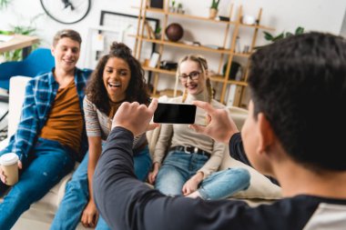 genç çocuk alarak fotoğraf çok ırklı arkadaş