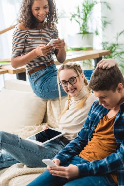 dijital cihazlar ile mutlu çok kültürlü gençler 