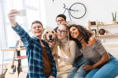 selfie köpek ile alarak mutlu çok ırklı gençler
